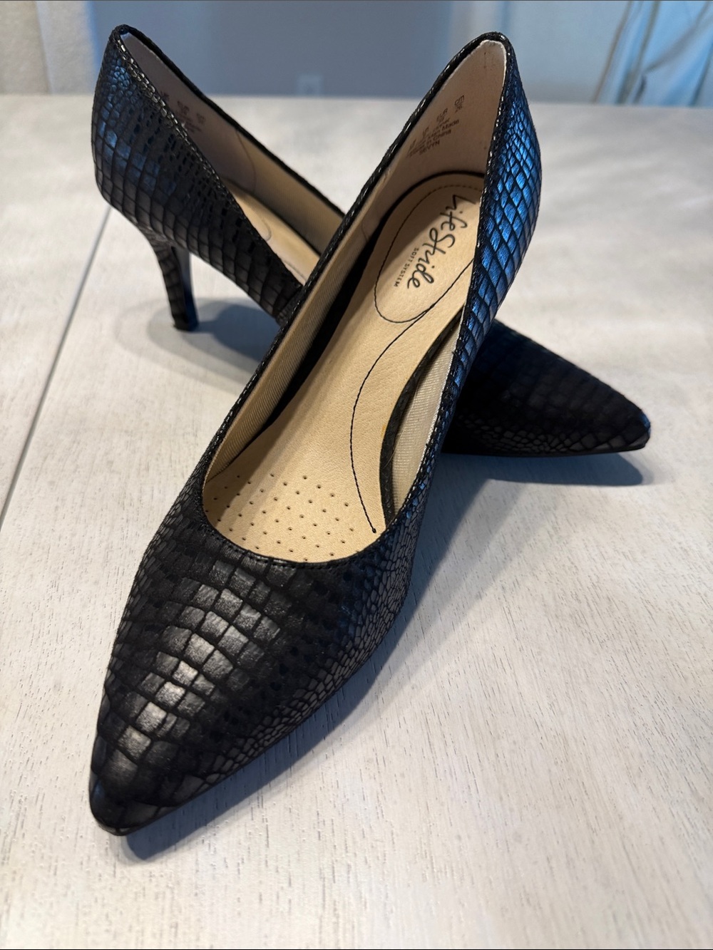 Life Stride Black Textured Pointed Toe Pumps
